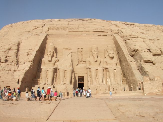 ・アブ・シンベル神殿　<br /><br />そして、大神殿。<br />おぉ〜、その昔歴史の教科書なんかで見たまんまやよ！（当たり前やけど。。。笑）