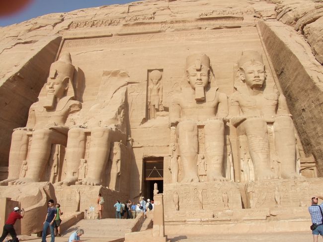 ・アブ・シンベル神殿　<br /><br />ちょっと近づいてみる。<br />昔、教科書なんかで見たことが思い出されて、それを生で見られて、ちょっと感動♪<br />