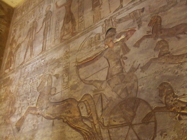 ・アブ・シンベル神殿　<br /><br />てことで、ちゃんとフラッシュはたかずに、２枚だけ撮ってみた、ちょっと謙虚っしょ？（そーゆう問題ではないか。。。）<br />でも、良いコはこんな真似はしないよーに！