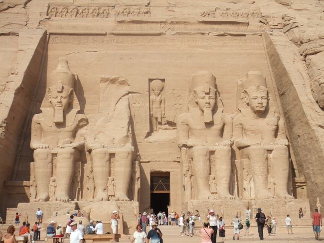 ・アブ・シンベル神殿　<br /><br />てことで、ここで与えられた時間は２時間てことやったんで、遠くの方からぼ〜っと大神殿を眺めてた。<br />よく見ると、像の後ろの壁なんかに切れ目とかが見えたりして、これがダムに沈むところを解体して移動させた跡なんかな〜って思ったり。<br />それにしても、少なくともバス５０台くらい？で１０００人以上は人が来てるから、どこもかしこも人人人で、やれやれな感じやった。。。