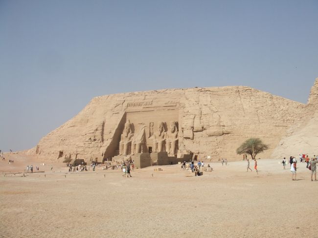 ・アブ・シンベル神殿　<br /><br />小神殿の方にも行ってみる。<br />その途中に、遠目から大神殿をもう１枚パチリ。