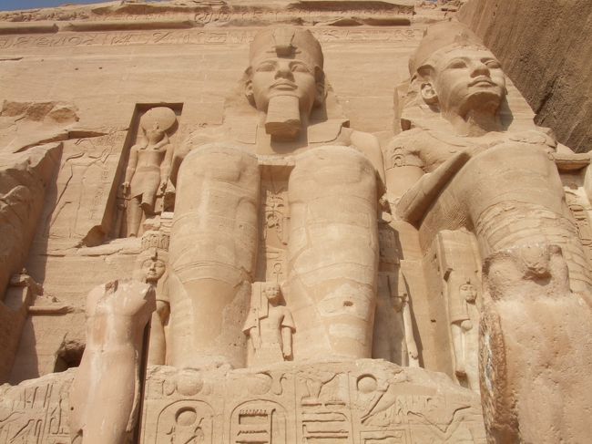 ・アブ・シンベル神殿　<br /><br />更に近づいてみる。<br />思ったよりかは小ぢんまりとしてるんやね。