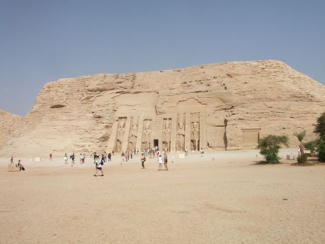 ・アブ・シンベル神殿　<br /><br />これが小神殿。<br />てゆーか、アブ・シンベルには小神殿ってのもあったんやね。