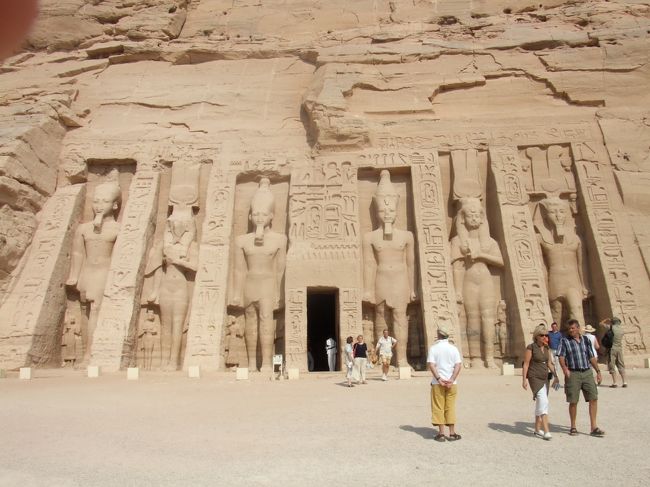 ・アブ・シンベル神殿　<br /><br />小神殿正面から。