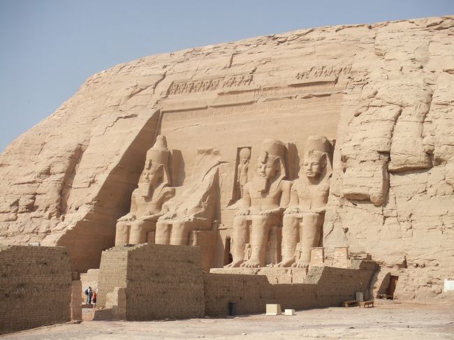 ・アブ・シンベル神殿　<br /><br />しばらくまた大神殿をぼ〜っと眺めてると、そろそろ２時間てことになったんで、バスに帰還。<br />最後に、大神殿をもう１枚だけ。