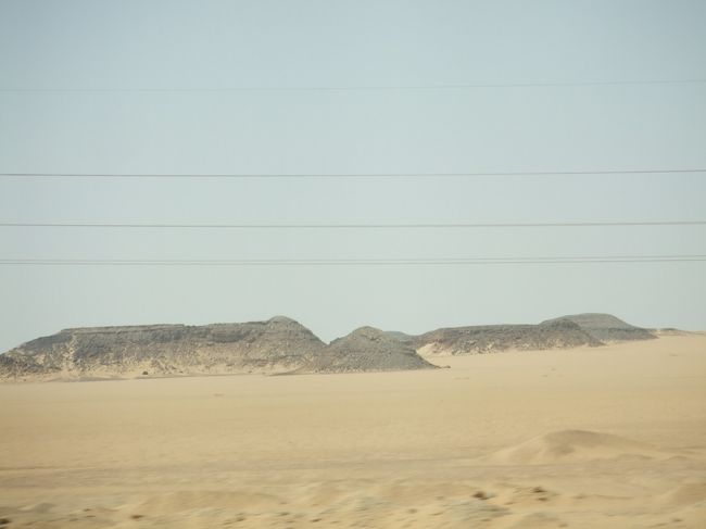 ・世界の車窓から（アブ・シンベル〜アスワン）　<br /><br />来た道を、バスでアスワンへ引き返す。<br />行きは暗くて分からんかってんけど、こんな黒い山がいっぱいあったんやね。