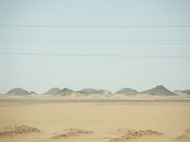 ・世界の車窓から（アブ・シンベル〜アスワン）　<br /><br />今回は日程の都合上行かれへんと思うねんけど、黒砂漠ってこんな感じなんでは？