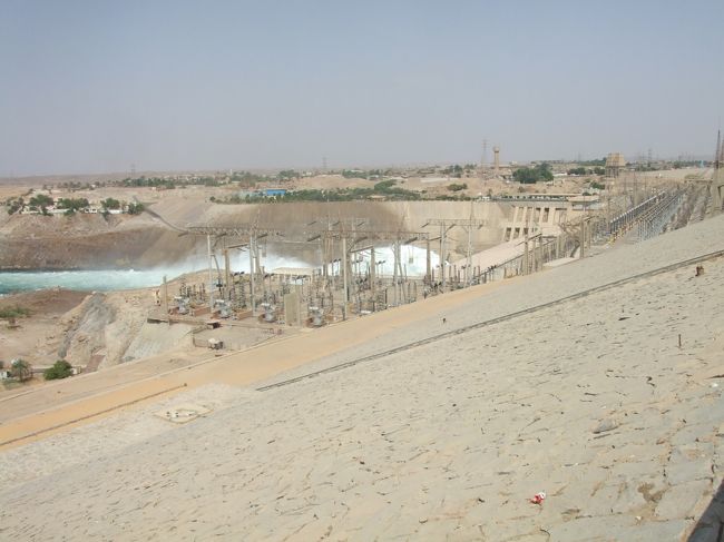 ・アスワンハイダム　<br /><br />中に入ると、こんな感じ。<br />ダムの放流口から水が吹き出てるのが見える。