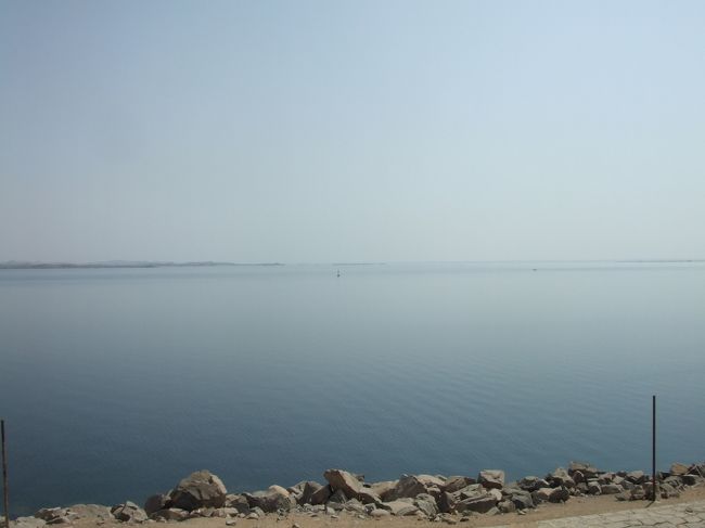 ・アスワンハイダム　<br /><br />放流口と反対側、このダムが作り出した巨大な湖、ナセル湖。<br />アブ・シンベルの方まで広がっている。