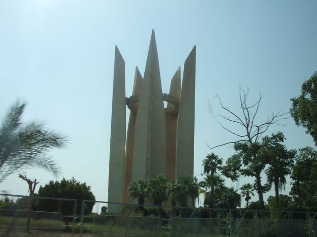 ・アスワンハイダム　<br /><br />アスワンハイダム記念塔。<br /><br />まー予想どおりふつーのダムで、特に何てことはなかってんけど、ここも昔教科書なんかで見たとこやったから、とりあえず、へぇ〜と思った。