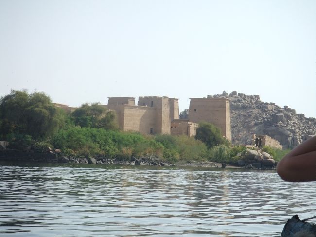 ・イシス神殿　<br /><br />次に、イシス神殿へ。<br />ここはまず、神殿があるフェラエ島に行くまでに一勝負、、、ボートにいくらで乗るか。<br />同じバスやった白人達がボートの運ちゃんと交渉してるのを横から応援してると、５£E までしか下がらんぽかった。<br />俺はもう５でいいやんて思ってんけど、白人達はなかなか譲らんくて、結局４でしぶしぶって感じになった。<br />お疲れ様です。。。ｍ(＿ ＿)ｍ