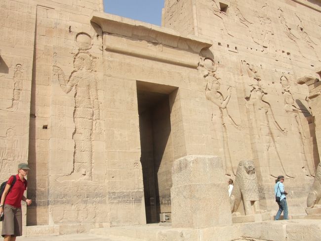 ・イシス神殿　<br /><br />これが、入った正面にある第１塔門。