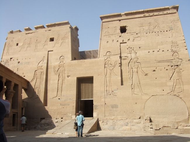 ・イシス神殿　<br /><br />前庭の先にある第２塔門。