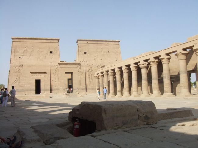 ・イシス神殿　<br /><br />もっといいとこかと思っててんけど、ちょうど昼過ぎの一番クソ暑い時間に来ることになってもーて・・・。<br />このクソ暑さには、とてもじゃないけど耐えれんかった。。。<br />それに、ここに来るなら、アブ・シンベルの前に来れた方がいいかも。