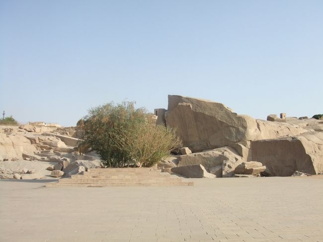 ・切りかけのオベリスク　<br /><br />ここはもうみんな暑さにやられてか、バスを降りようともせんかった。<br />誰も行かんねやったら俺も無理に行かんでもいいか、と思ってたら、白人夫婦と中国人３人が行くって言い出して。<br />それならってことで俺も行くことに。