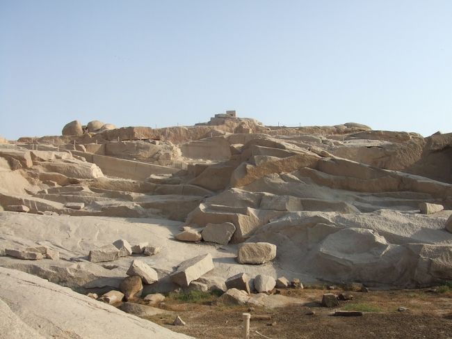 ・切りかけのオベリスク　<br /><br />こんな感じの岩場にあるらしい。