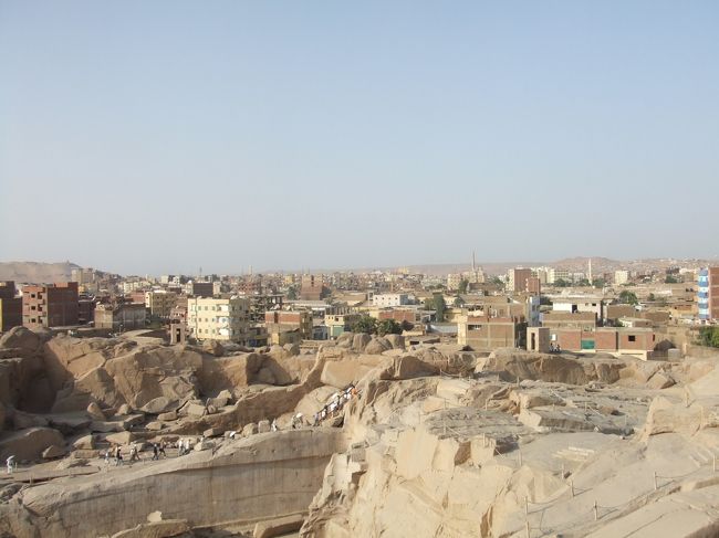 ・切りかけのオベリスク　<br /><br />その岩場の上から見たアスワンの町。