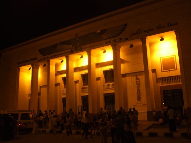 ・ルクソール駅舎　<br /><br />ツアーから戻ると、シャワーを浴びてルクソールへ。<br />アブ・シンベルは、まあまあやったかな。<br />アスワンの町は、なかなかいいとこやった。<br />さーて、ルクソールはどーやろね〜。