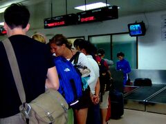 ダナン空港に着くと、空港カウンターは大混雑!
外国人旅行者に加えて地元の国内線利用者が多いため、列はぐちゃぐちゃ一向に進む気配なし。

