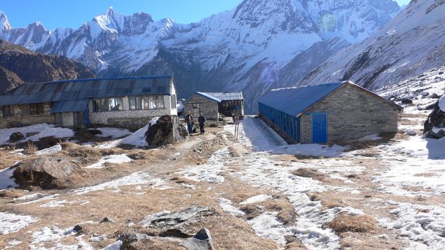周囲に雪の残るアンナプルナベースキャンプ