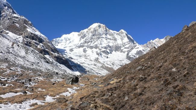 ABCを9:35にこの日宿泊予定のドバンに向けて出発し、離れ行くアンナプルナ。<br />