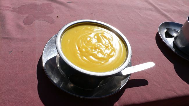 昼食休憩で寄ったDeurali（デオラリ･3200m）のゲストハウスで頼んだカスタードプディング！？<br />暖かいどろどろの甘い物体であった。 <br />申し訳ないことに丼並みに量も多く完食できなかった。<br />ガイドさんに聞いたら街で食べるカスタードプディングはきちんと固まっているそうだ。<br />因みにデオラリで頼んだレモンティも不味かった。<br />余談だがドバンでチョコレートプディングを頼んでいた欧米人のカップルのものもドロドロしたもので、それを見た彼らは目を見合わせていた。 <br />とはいえ彼らは完食していた。彼らはエライ！ 