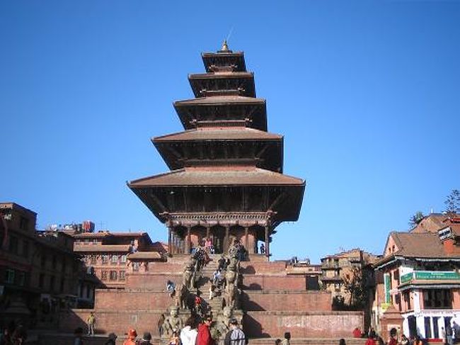 トウマディー広場に面するネットカフェを発見。まだネパールに来てメールチェックしていなかったので入ることにする。このNamaste Cybercafeは自分のPCをつなげられて、接続も速いし、カメラの充電もさせてくれ、1時間で20ルピーだった。安いなあ。写真はカトマンドゥ盆地で一番高い（30m）、ニャタポラ寺院。