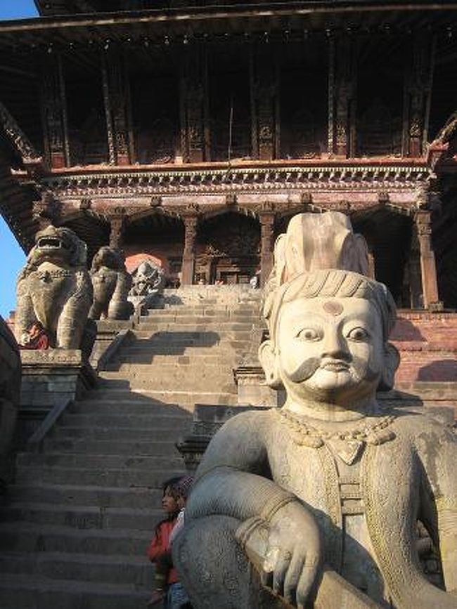 ちょっととぼけた顔の像。<br /><br />