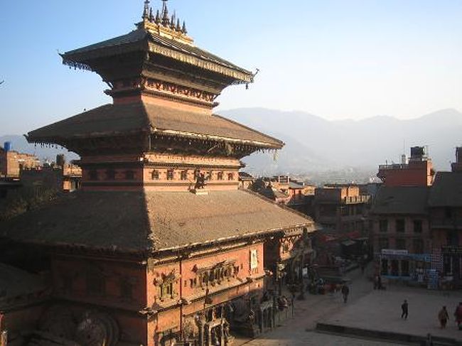 同じくトウマディー広場のバイラヴナート寺院。<br /><br />