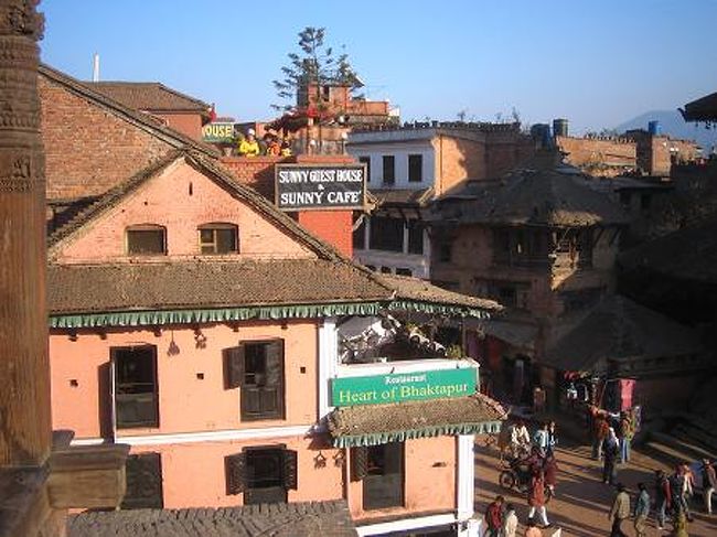 広場に面するSunny Guest House &amp; Sunny Cafe。sunnyさんのために撮影。<br /><br />