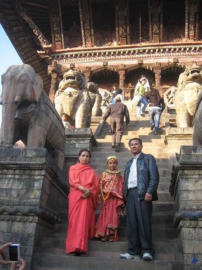 ドレスアップした家族。何かの記念？<br /><br />