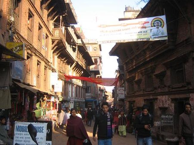 トウマディー広場からタチュパル広場へと続く道には庶民的な店が並び、古い町並みが残る雰囲気のある道となっている。