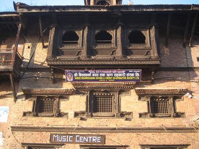 精巧な木彫りの建物。<br /><br /><br />