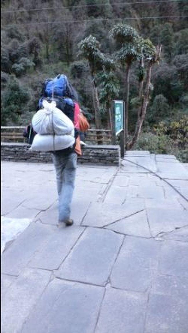 泊まったドバンを出発。<br />重い荷物を黙って背負ってくれるポーターのパサンさん。<br />