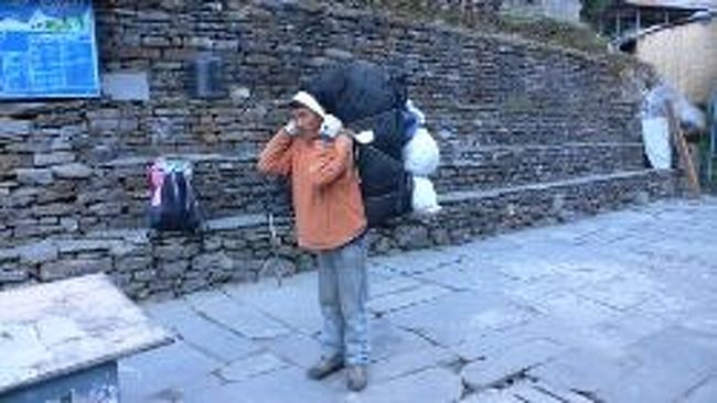 休止したバンブーにて。<br />私達のポーターのパサンさん(19歳) 