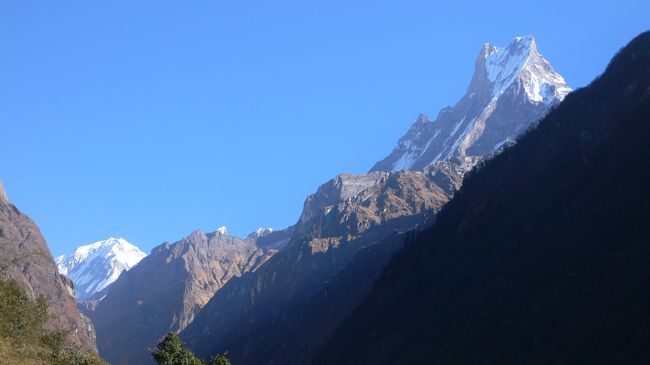 振り向いて仰ぎ見て徐々に離れるマチャプチャレとアンナプルナ。<br />(近影） 