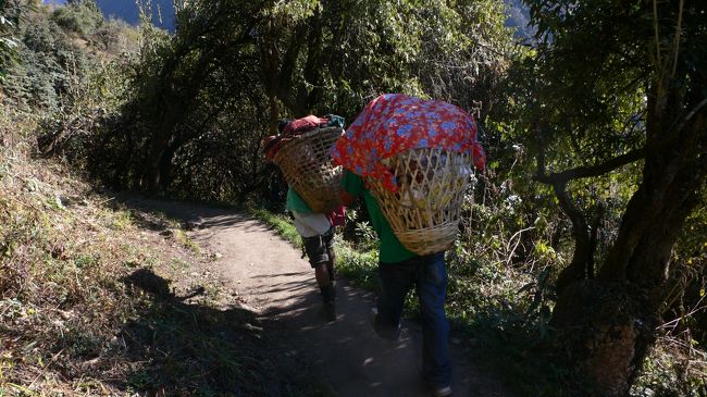 ベースキャンプへ荷揚げするポーター達。<br />