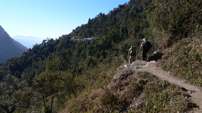 日差しのきついトレイルを歩く。<br />昼食休憩地点のSinuwaが見えてきた。<br />Sinuwaまで10分程度。<br />