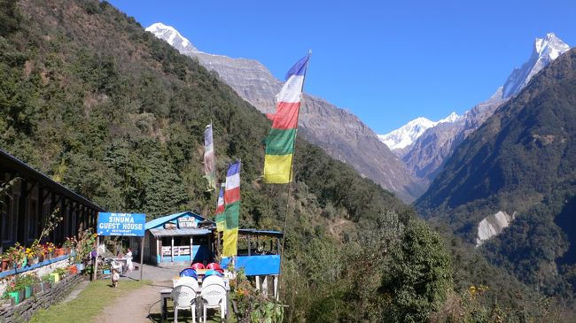 Sinuwaのゲストハウスから見えるマチャプチャレの展望。<br />