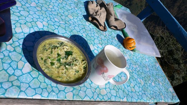 高地での食欲不良時によく食べた野菜と卵入りヌードルとホットレモン。<br />