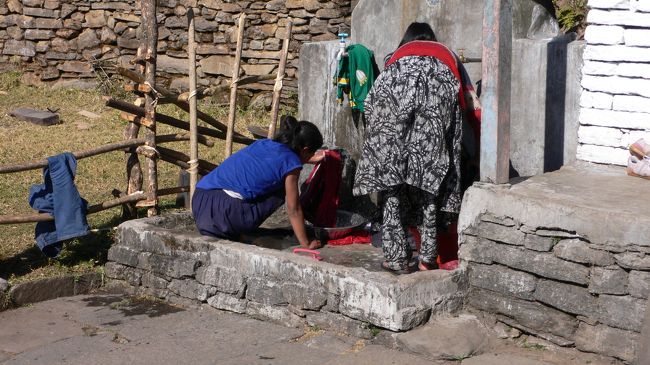 水場で洗濯をする人達。