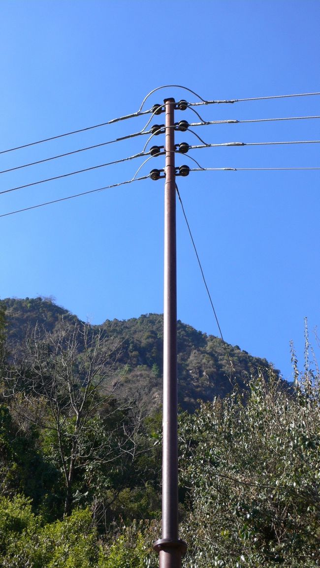 ネパールの電柱。<br />電線も多く走り、写真撮影に邪魔な場合も。<br />