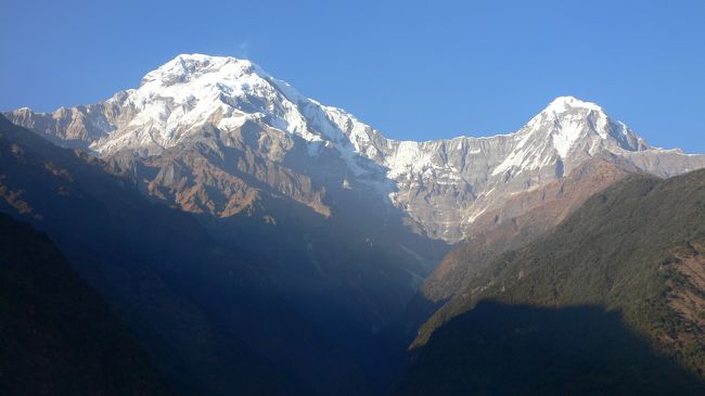 チョモロンから見えたアンナプルナ・サウスとヒウンチュリ。<br />