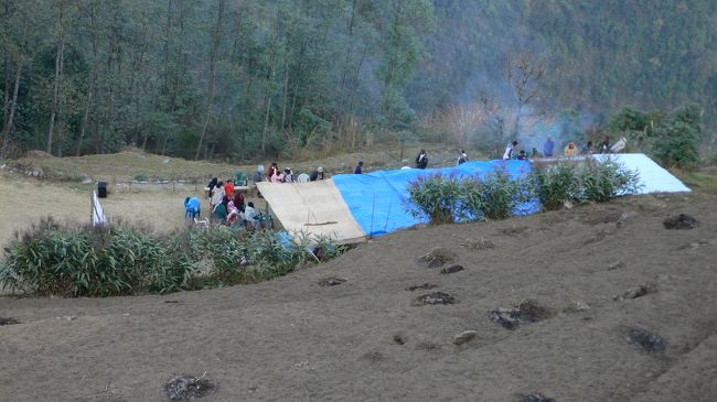 チョモロン付近に住む部族の正月に当たり集落のイベントが行われていた。<br />