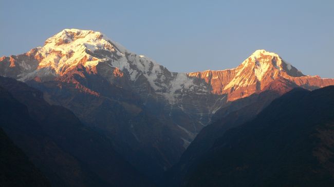 チョモロンから見る夕焼けに染まるアンナプルナ・サウスとヒウンチュリ(17:23)。<br />