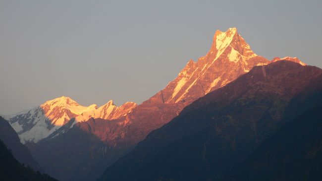 チョモロンから見る夕焼けに染まるマチャプチャレとアンナプルナ?。<br />(17:25) 