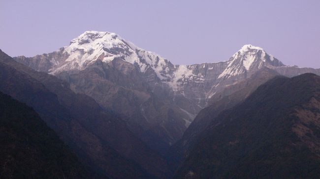 夕闇迫るアンナプルナ・サウスとヒウンチュリ。