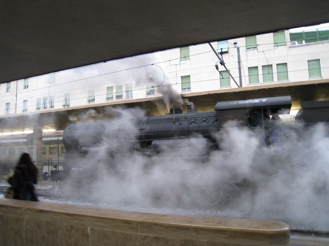 隣のホーム<br />蒸気出し過ぎやろ。