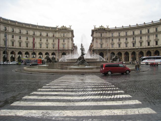 ローマ着後、テルミニ駅周辺をまわりました。<br /><br />共和国広場
