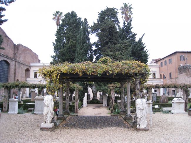 ディオクレティアヌスの浴場跡<br />に入っていきました。